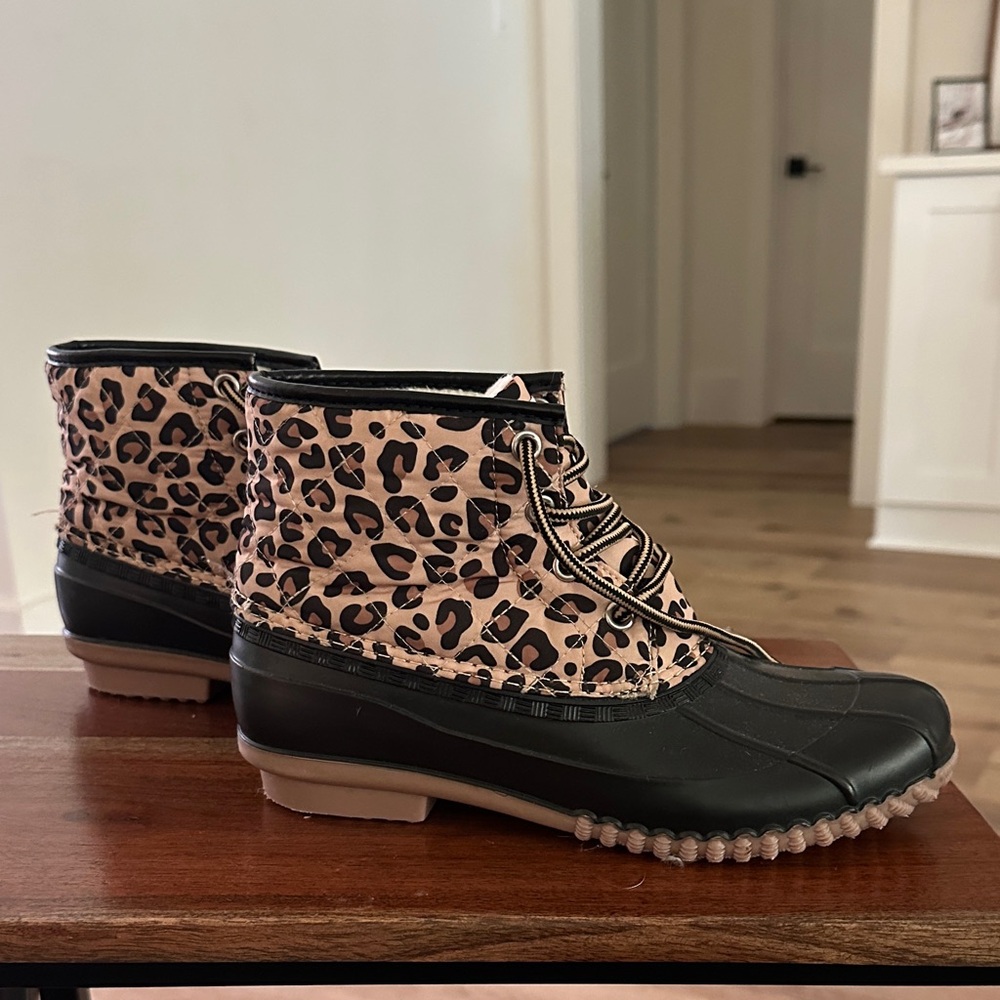 Magellan Outdoors women’s boot size 6